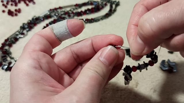 МК. Модные серьги своими руками (из комплекта "Рубиновое мерцание")#серьгисвоимируками #pendientes смотреть онлайн