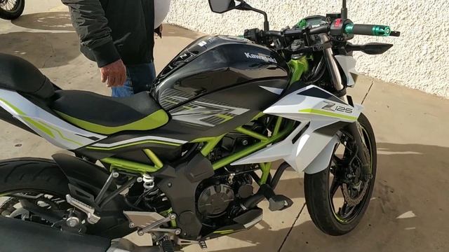 Presentación Kawasaki Z 125 cc. Pequeña deportiva. смотреть онлайн