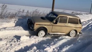 Нива niva по снегу,на шипах и на родной резине Зима 2017 .ВРР