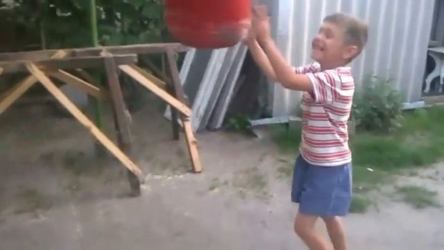 Мальчик и боксёрская груша смотреть онлайн