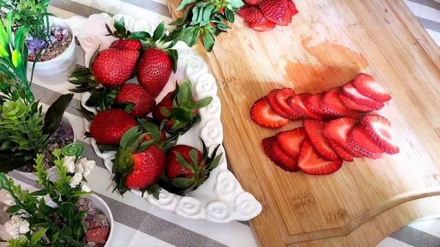 Hai latte e fragole? Prepara questo meraviglioso dessert super cremoso e delizioso. смотреть онлайн