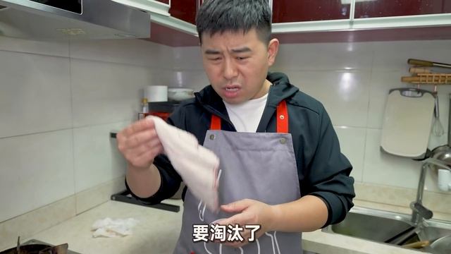 【超小厨】中秋节380元整战斧牛排！撒上辣椒面配上炸蒜酥，丈母娘吃的巴适的板！