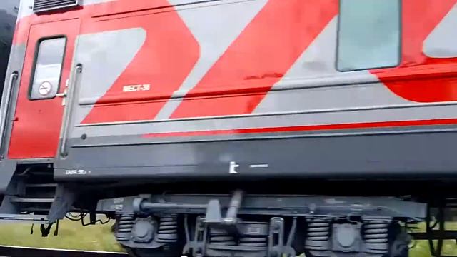 ЭП1-121. Пролетает с пассажирским через переезд. Петрозаводск. смотреть онлайн