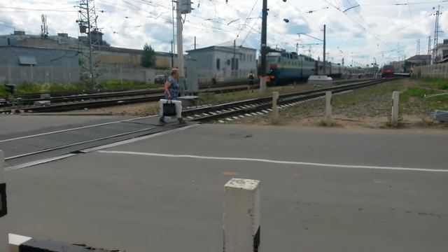 Электровоз чс7-007 с поездом Москва Архангельск. смотреть онлайн