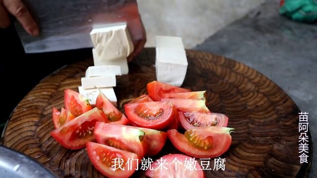 苗大姐做酸汤鱼头，三斤鱼头吃不够，来碗米饭泡着吃 смотреть онлайн