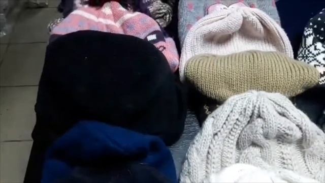 Шапки (19068) от фабрики секонд-хенда Vive оптом смотреть онлайн