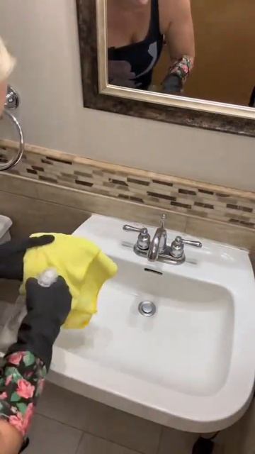 Porcelain sink clean, deep clean #deepcleaning # #cleaninghacks смотреть онлайн