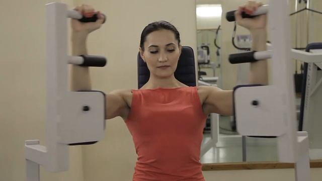 Упражнения на тренжерах "бабочка" при болезни Бехтерева смотреть онлайн