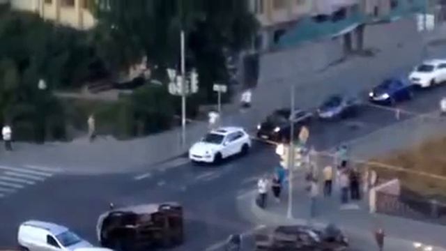 УКРАИНА НОВОСТИ СЕГОДНЯ 07 08 2014 Питер Обдолбанный мужик скачет по крыше Porsche Cayenne смотреть онлайн