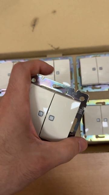 Выключатель двухклавишный с подсветкой Valena. Артикул: 774328 смотреть онлайн