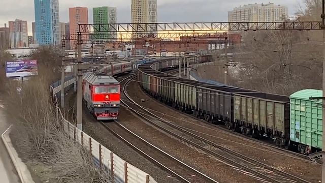 Именной ТЭП70-0523 «Парчинский Евгений Николаевич» следует с пригородным поездом по перегону смотреть онлайн