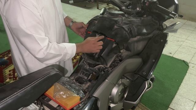 تغير فلتر هواء الدراجة￼ Change Air Filter BMW K1600 GTL смотреть онлайн