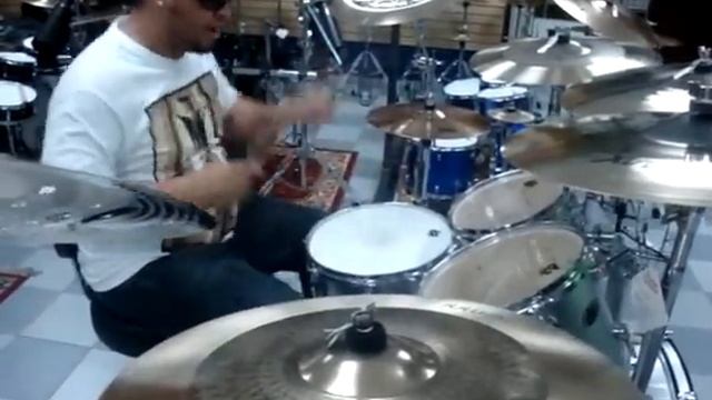 Felix Berrocal probando los nuevos platillos Sabian 2011.en Deka Group смотреть онлайн
