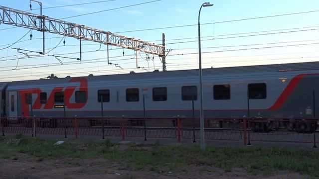 Электровоз ЭП20 с Russian new поездом train "Lev Tolstoy" in city Vyborg RZD смотреть онлайн
