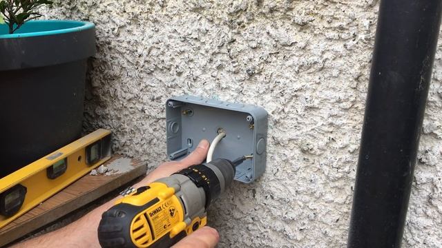 How to fit a Weatherproof Double Outside Socket Yourself смотреть онлайн