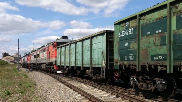 Тепловозы 2ТЭ10У-0300,  2ТЭ10У-0430 с грузовым поездом