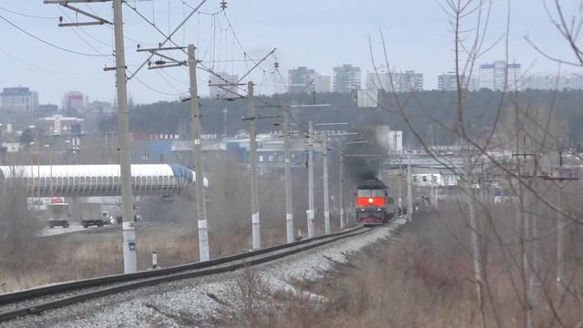 ТЭП70-0523 с пригородным поездом и супер приветливой бригадой смотреть онлайн