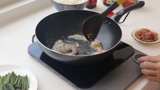 Quick and easy char koay teow using TOKIT portable induction cooker | induction cooking for stir fr смотреть онлайн