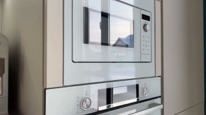 Обзор кухни с высокими потолками и нестандартной высотой столешницы.