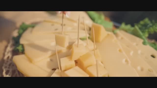 БЕЛЫЙ ЗАМОК Food-съёмка СЫР «МААСДАМ» смотреть онлайн