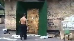 Юрий Федин показывает технику метания ножа СКАНФ