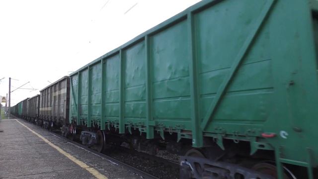 Электровоз ВЛ80С-2098 с грузовым поездом