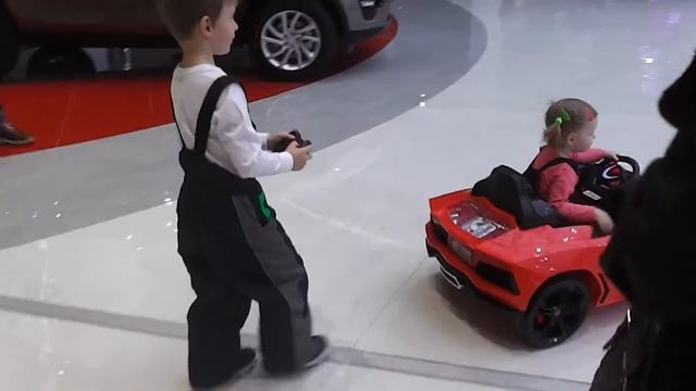 Это ваще круто! Электромобиль в ТРЦ LavinaMall смотреть онлайн