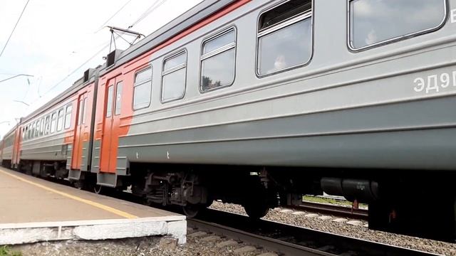 ЭД9М-0205 с пригородным поездом 6306 Иркутск-Сортировочный - Слюдянка смотреть онлайн