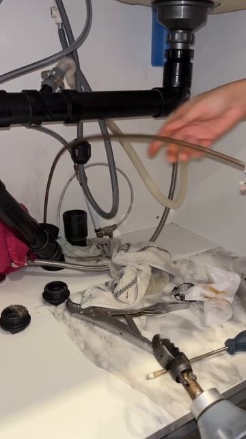 Everyone needs to know how to unclog a sink #shorts #diyplumbing смотреть онлайн