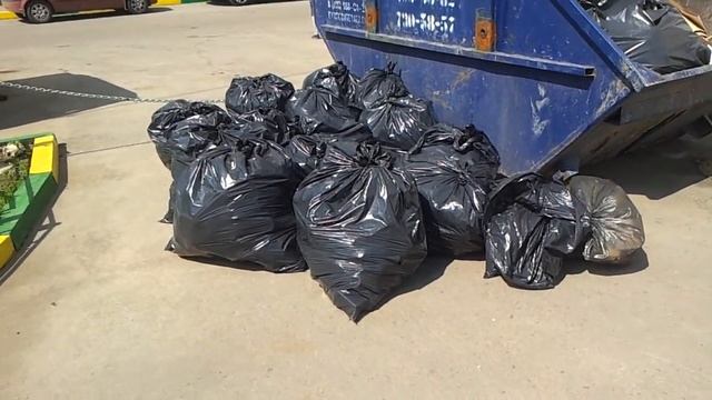2013_05_11 Уборка в лесу. Мешки в контейнер смотреть онлайн