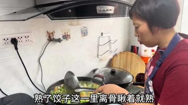 正月初五吃饺子,用菠菜和面白菜做馅,三口人包百财饺子喜迎新春