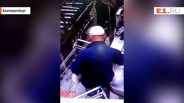 Мужчина забрал из тележки забытую папку, в которой было 290 тысяч рублей смотреть онлайн