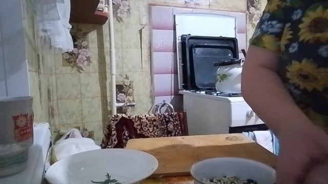Суп куриный, салат из того, что было, и вкуснейшие горячие бутерброды. смотреть онлайн