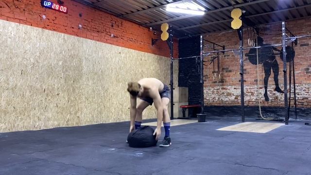 Подъемы сэндбэга (мешка) на грудь | Sandbag on the chest смотреть онлайн