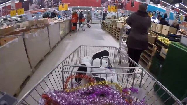 Цепляем GoPro на тележку и гоняем в ашане, ускоряем ииии.. смотреть онлайн