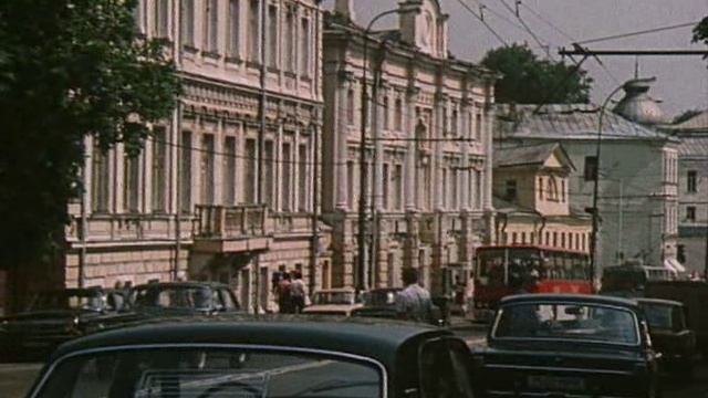 ПУТЕШЕСТВИЕ ПО МОСКВЕ / По улицам старым заповедным 1982 г смотреть онлайн