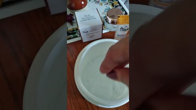 Кислородный пятновыводитель Oxi Clean компании Farmasi