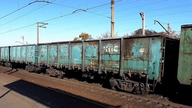 ВЛ8М-592 с грузовым поездом на перегоне в Днепропетровской области смотреть онлайн