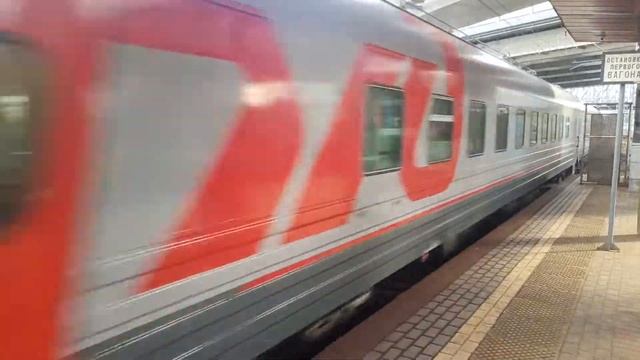 ЧС7-281 с пассажирским составом проезжает станцию Ростокино смотреть онлайн