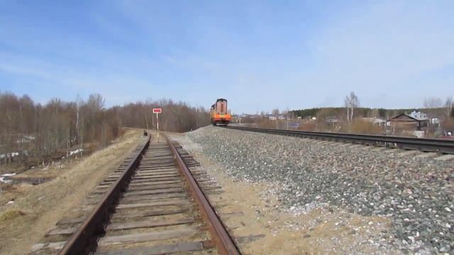 ЧМЭ3-3017, следует по перегону Сыктывкар-Човью,с маневровым тепловозом ЧМЭ3-4652, после размена