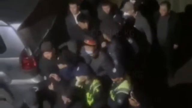 Торговцы из “Дордоя” устроили погром швейного цеха на Ошском рынке смотреть онлайн