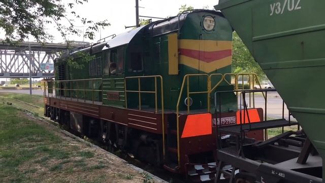 Тепловоз ЧМЭ3-2908 с грузовым составом смотреть онлайн