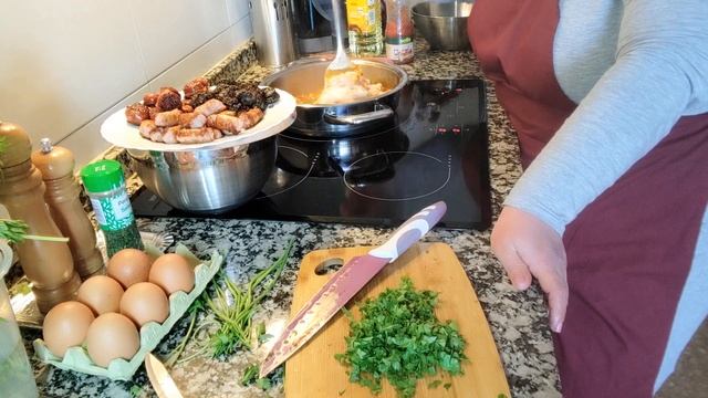 Треш! РУССКАЯ тётка ГОТОВИТ испанское блюдо! Arroz con costra ilicitano смотреть онлайн