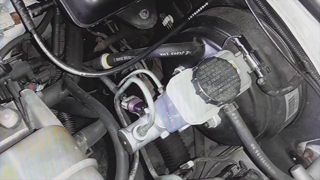 Aus diesem Grund wird das BREMSPEDAL beim Bremsen mit ausgeschaltetem Motor hart. ERLÄUTERUNG. смотреть онлайн