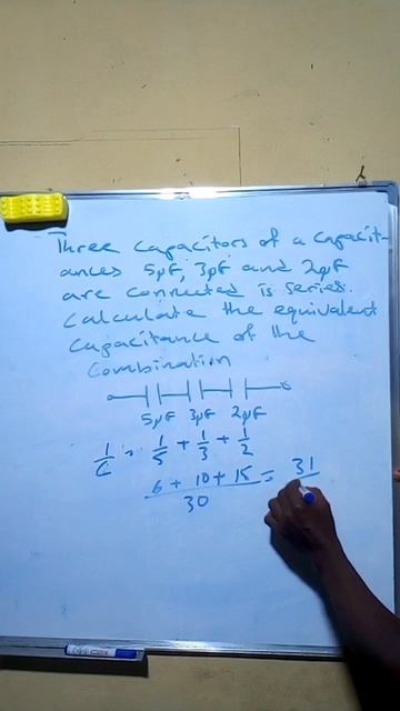 Capacitors in series: find the equivalent #physics #capacitance #physicscalculation смотреть онлайн