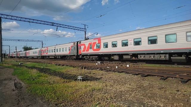 "Детский поезд" ЭП1М-451 с пассажирским поездом № 586 Лабытнанги-Адлер смотреть онлайн