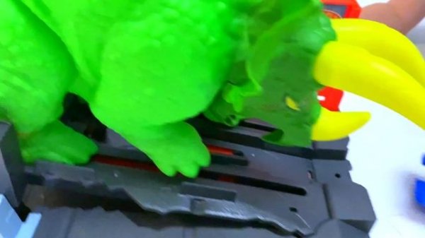 Хот Вилс динозавр атака на Hot Wheels City Машинки защитники спасают город