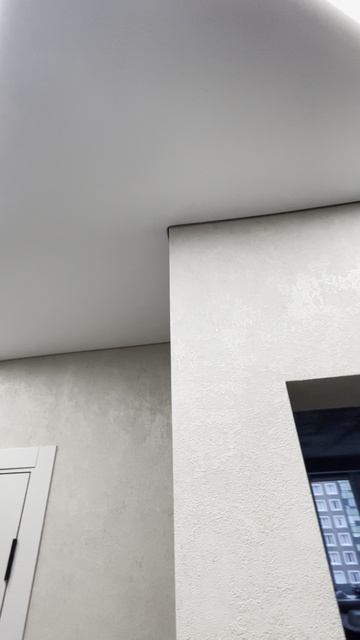 Натяжной потолок в прихожей на теневом профиле LumFer со световой линией Flexy Line 30mm смотреть онлайн