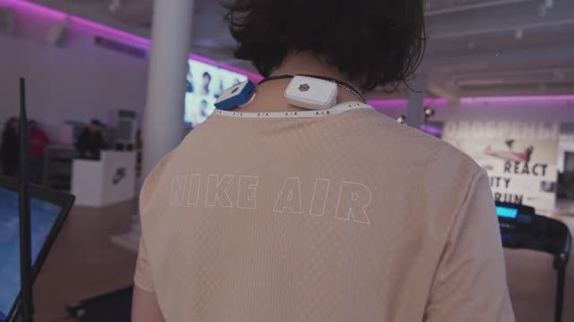 Миографическая система "Callibri Muscle Tracker" на презентации кроссовок Nike. смотреть онлайн