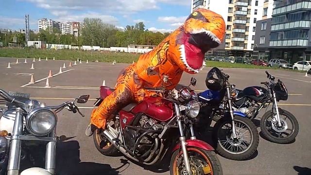 "Тираннозавр Брюс в мотошколе" смотреть онлайн